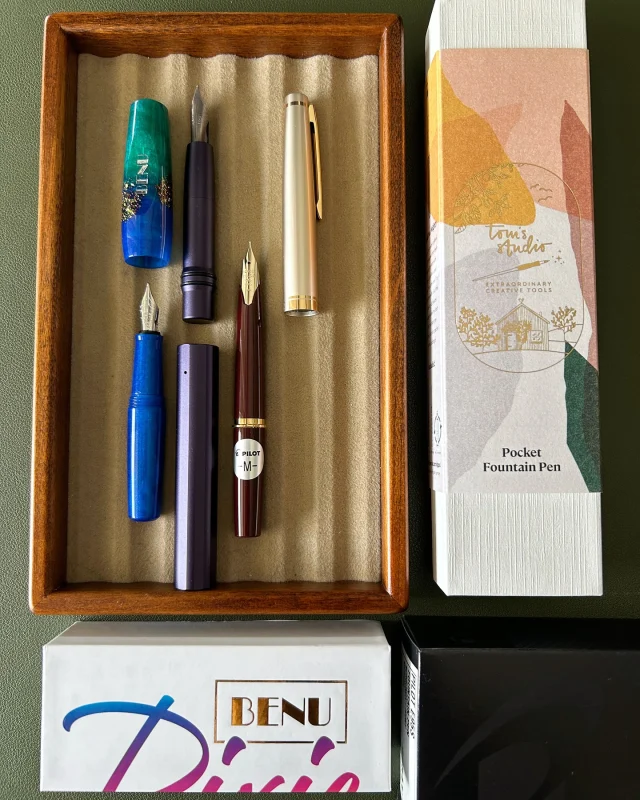 Hi friends 🫶🏽 In today’s livestream, we unboxed stationery goodies from Atlas Stationers and Beam Paints 🖋️🎨  From @atlasstationers , I wanted to use commission credit on on mostly fountain pens, so I got the Pilot E95S (M nib), Tom’s Studio pocket fountain pen (titanium flex nib), and Benu Pixie - the winner of my IG poll (B nib). I also got a Colorverse Shuttle dip nib (aluminum) because curiosity got the better of me and I can’t wait to compare it to my Kakimori steel nib. If you’ve used my Atlas code Carola10 (online or in-person), TYSM!  From @beampaints , I got some new watercolour paints and the cutest travel brush I’ve seen. They’re an Indigenous family brand operating on Manitoulin Island and create plastic-free, handmade lightfast pigments etc. 💕  🎥 Replay is up on YT - thanks for joining and thanks for watching!