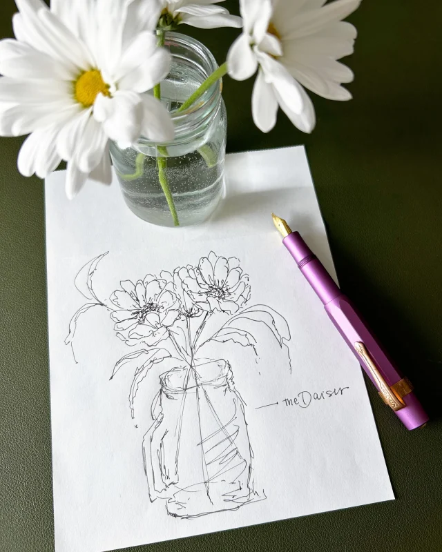 In the livestream with Marina yesterday, I sketched this quick floral bouquet of daisies on my desk. The Kaweco AL Sport (F nib) is probably one of my fave pocket fountain pens for line drawings. It’s portable, easy to use, and with a metal body, feels comfortable for sketching.  Replay is up on YT (we chatted about fountain pens, art tools, and more!) Link can be found via @studio.aquamarina 💕  #fountainpenart #fountainpen #kaweco #linedrawingart